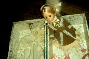 Poupée ancienne Effanbee CAROLINE avec étui armoire et 3 robes - Photo 1/14