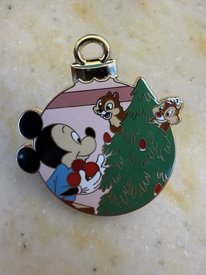 2025 Disney Pluto’s Christmas Tree Misterioso Ornamento Pin Mickey con Chip Dale LR Foto 1 de 2