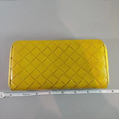 Cartera sin asas Bottega Veneta tejida de cuero amarillo con cremallera alrededor para tarjeta de dinero para mujer” Foto 1 de 4