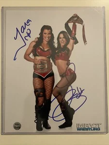 Brooke Tessmacher e Tara Tag Team Champs firmati 8x10 WWE Impact Wrestling TNA - Foto 1 di 2