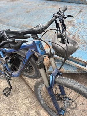 GIANT MOUNTAIN BIKE - image 1 of 4