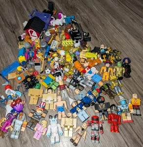 Roblox Huge Lot Of 34 Figures & Accessories Action Figures Toys 130+ Pieces - Picture 1 of 10
