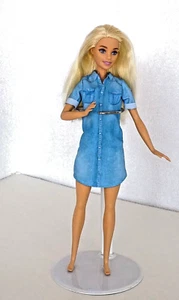 Barbie Puppe, blaues Jeanskleid, (Ständer nicht dabei) - Bild 1 von 4