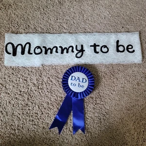 Baby Shower Decorations Dad To Be Mommy To Be Tinplate Badge Pin & Sash Blue Boy - Picture 1 of 5