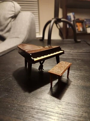 RENWAL娃娃屋家具塑料大钢琴带长凳 — 第 1/4 张图片