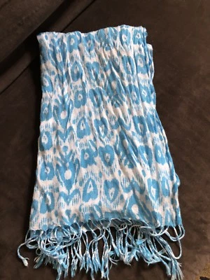 Banana Republic soft rayon Blue and white scarf with fringes — 第 1/2 张图片