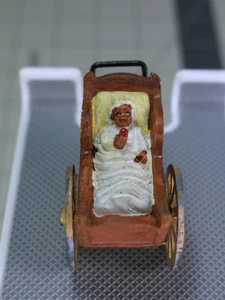 Cochecito de bebé victoriano miniatura estatuilla niño en manta villa de Navidad - Imagen 1 de 10