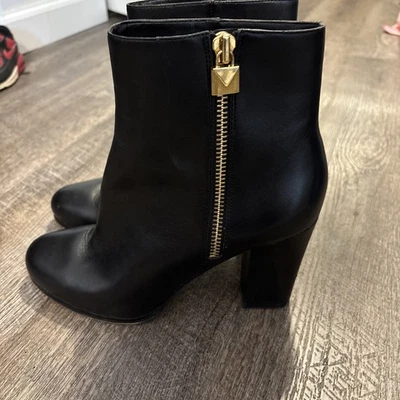 Botines Michael Kors para mujer de cuero negro, cierre y cierre dorados, talla 9 Foto 1 de 4