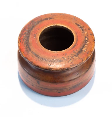 Caja Tikka redonda única de madera tallada a mano de colección Foto 1 de 3