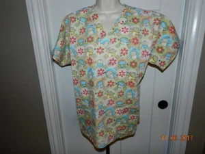H.Q. Scrub Women's Top S 4700 FRFN Frogs Bees flowers green beige Cute! - Picture 1 of 5