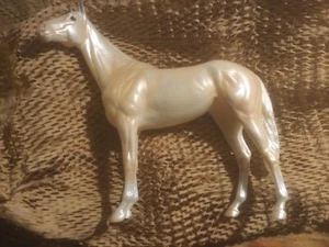Breyer 2024 Girls Run The World Matte Cremello Surprise Breyerfest - Bild 1 von 7