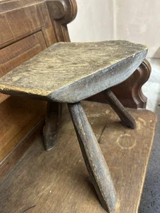 Antique wooden MILKING STOOL WITH 3 LEGS possibly oak - Picture 1 of 5