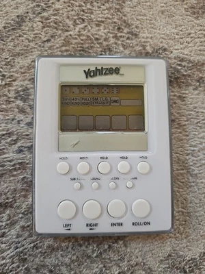 Juego de dados electrónicos portátiles Yahtzee Parker Brothers 2007 blanco Foto 1 de 2