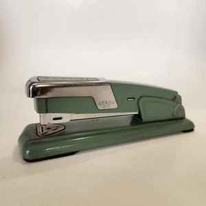 Grapadora de flechas vintage verde aguacate del ejército 210 resistente *NECESITA REPARACIÓN* - Imagen 1 de 7