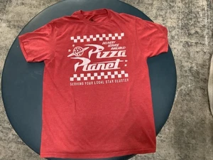 Alien Pizza Planet T-Shirt Gr. Medium rot Toy Story Disneyland - TOP! - Bild 1 von 5