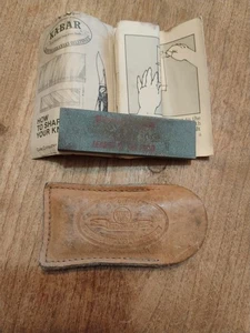 Pietra ad olio vintage Ka-Bar originale Arkansas con fodero e istruzioni 3 3/8" - Foto 1 di 6