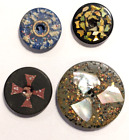 Quatre (4) boutons de composition antiques 19ème siècle. Inlays. Med. et Sm.