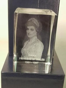 DIANA Princess of Wales GLASS MEMORIAL PAPER WEIGHT Paperweight Unboxed - Picture 1 of 5