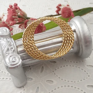 VINTAGE MONET GOLD TONE TWISTED ROPE CIRCLE WREATH PIN BROOCH - Picture 1 of 4