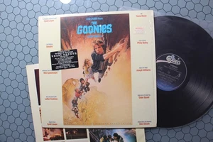 THE GOONIES - Soundtrack, 1985 LP in SHRINK w/HYPE STICKER, Epic – SE 40067 - Foto 1 di 6