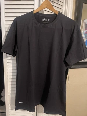 Camiseta Bainha Dividida Bylt Basic Crew Preta Tamanho G Rugas Macias Frete Grátis Hoje Nova Com Etiqueta - Imagem 1 de 4