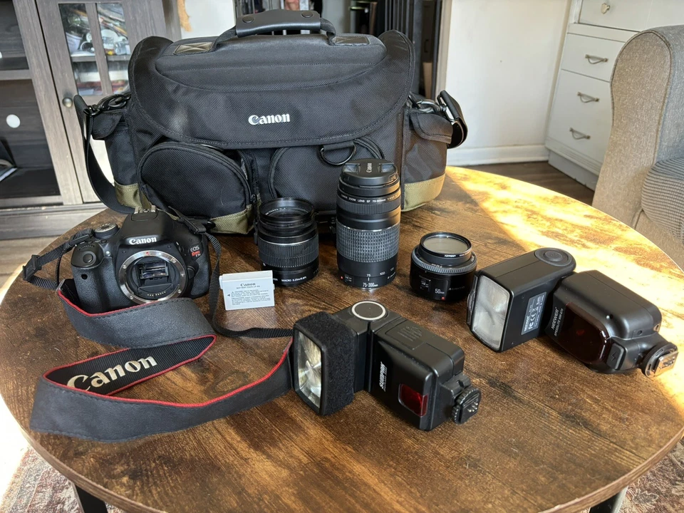 Cámara réflex digital Canon EOS REBEL T3I, lentes y flashes externos. Foto 1 de 1