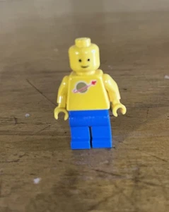 Vintage LEGO Legoland Classic Spaceman Minifigure No Helmets - Picture 1 of 3