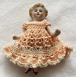 Häkelkleid für 3 1/2" antike Puppenstube deutsche Kestner Puppe pfirsich/ecru - Bild 1 von 6