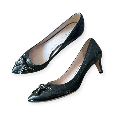Zapatos de salón Miu Miu charol negro con lazo tachonado con perfs, talla 38,5 EU Foto 1 de 4