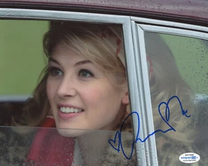 *SEXY* ROSAMUND PIKE SIGNED "AN EDUCATION" 8x10 PHOTO! GONE GIRL ACOA COA PROOF! - Picture 1 of 3
