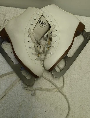 Patins bonecos clássicos femininos DBX tamanho 3 - Imagem 1 de 4