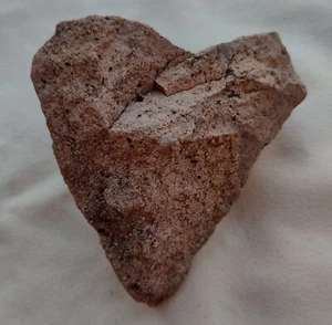 Heart Stone Natural Heart Shaped Rock Table Home Décor Love Gift Garden Zen R27 - Picture 1 of 5