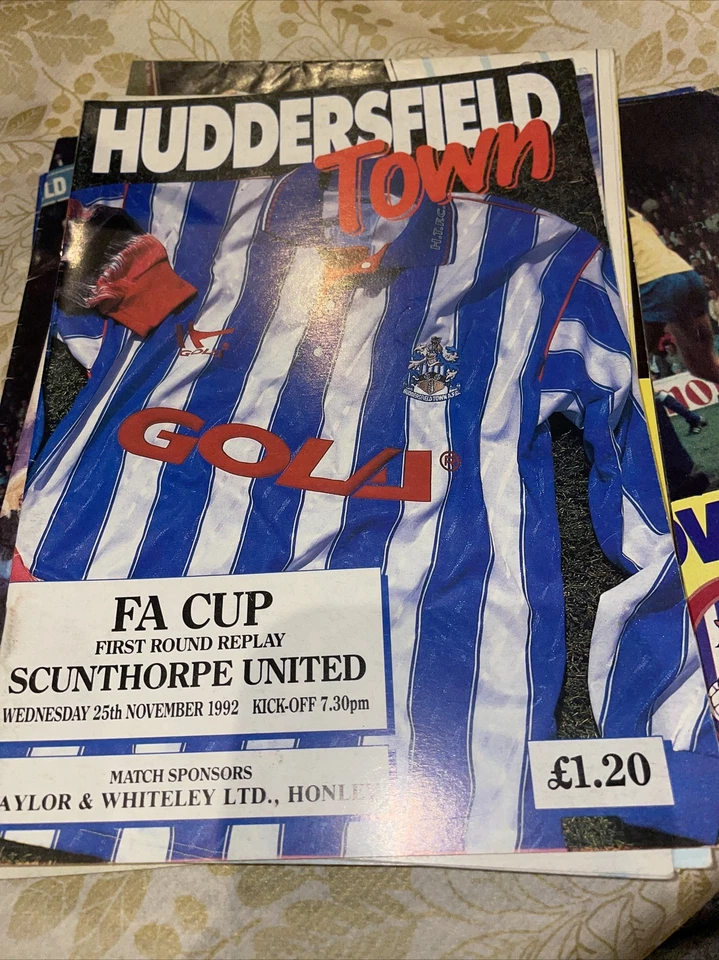 HUDDERSFIELD TOWN v SCUNTHORPE UNITED 92-93 F.A. CUP  25/11/92 - Image 1 of 1