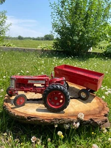 Vintage Ertl International Harvest Red Tractor & Tractor & Wagon - Picture 1 of 8
