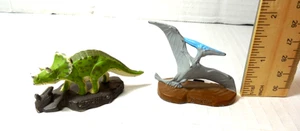 Figura de metal Jurassic Park 1993 2 diferentes Triceratops y dinosaurios Pteranodon - Imagen 1 de 9