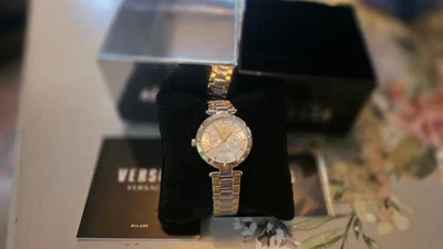 Reloj para mujer Versace de acero inoxidable dorado Foto 1 de 4