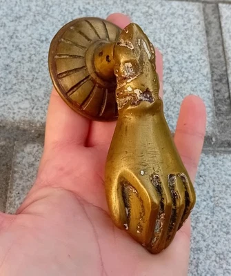 ANCIEN HEURTOIR DE PORTE d'entrée Main gauche en bronze ou laiton, h=12 cm - Photo 1/4