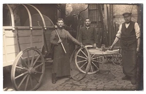 Berufe Stellmacher Holzbau Wagner Arbeiter m. Werkzeug wood workers FotoAK ~1910 - Picture 1 of 2