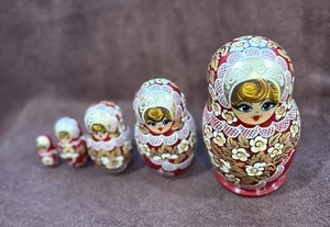Set bambola 5 pezzi usata splendidamente unica russa Matrioska Nesting firmata - Foto 1 di 6