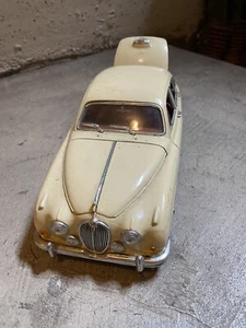 MAISTO USATO 1:18 AUTO DIE CAST JAGUAR MARK II 1959 CREMA ART VARIE 8 - Foto 1 di 8
