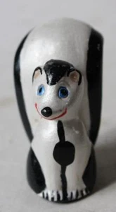 Estatuilla de mofeta miniatura sentada cola arriba cerámica sin marca pintada a mano #2 ---- - Imagen 1 de 1