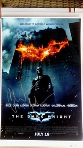 CHRISTIAN BALE SIGNIERT BATMAN DER DUNKLE RITTER FILMPLAKAT 12x18 AUTO FOTO BEWEIS - Bild 1 von 2