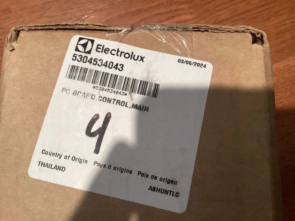 5304534043 OEM Frigidaire Refrigerator Control Board New - Image 1 of 1