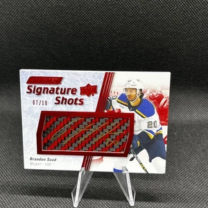 2023-24 Cubierta Superior Grabado Brandon Saad Blues Signature Shots Rojo 7/10 #SS-BS - Imagen 1 de 2