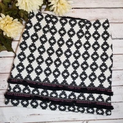 Falda para mujer Merona 8 negra blanca con estampado geométrico forrada con textura detalle de flecos Foto 1 de 4