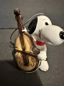 Bajo violonchelo Snoopy Peanuts adorno de cerámica vintage 1966 - Imagen 1 de 5