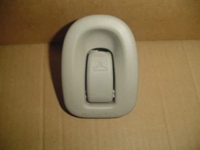 Gancho para cabide de teto interior Dodge Caravan 2004-2007 OSH69TRM FABRICANTE DE EQUIPAMENTO ORIGINAL - Imagem 1 de 3