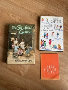 Iona and Peter Opie collection (3 volumes) and signed Christmas card and review - Bild 1 von 15