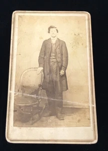Antique Cabinet Card Photograph Creepy Gentleman No Eyes 4x2.5 - Imagen 1 de 3