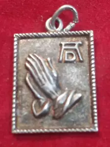 VINTAGE SIGNED PRAYING HANDS SERENITY PRAYER PENDANT CHARM - Picture 1 of 7
